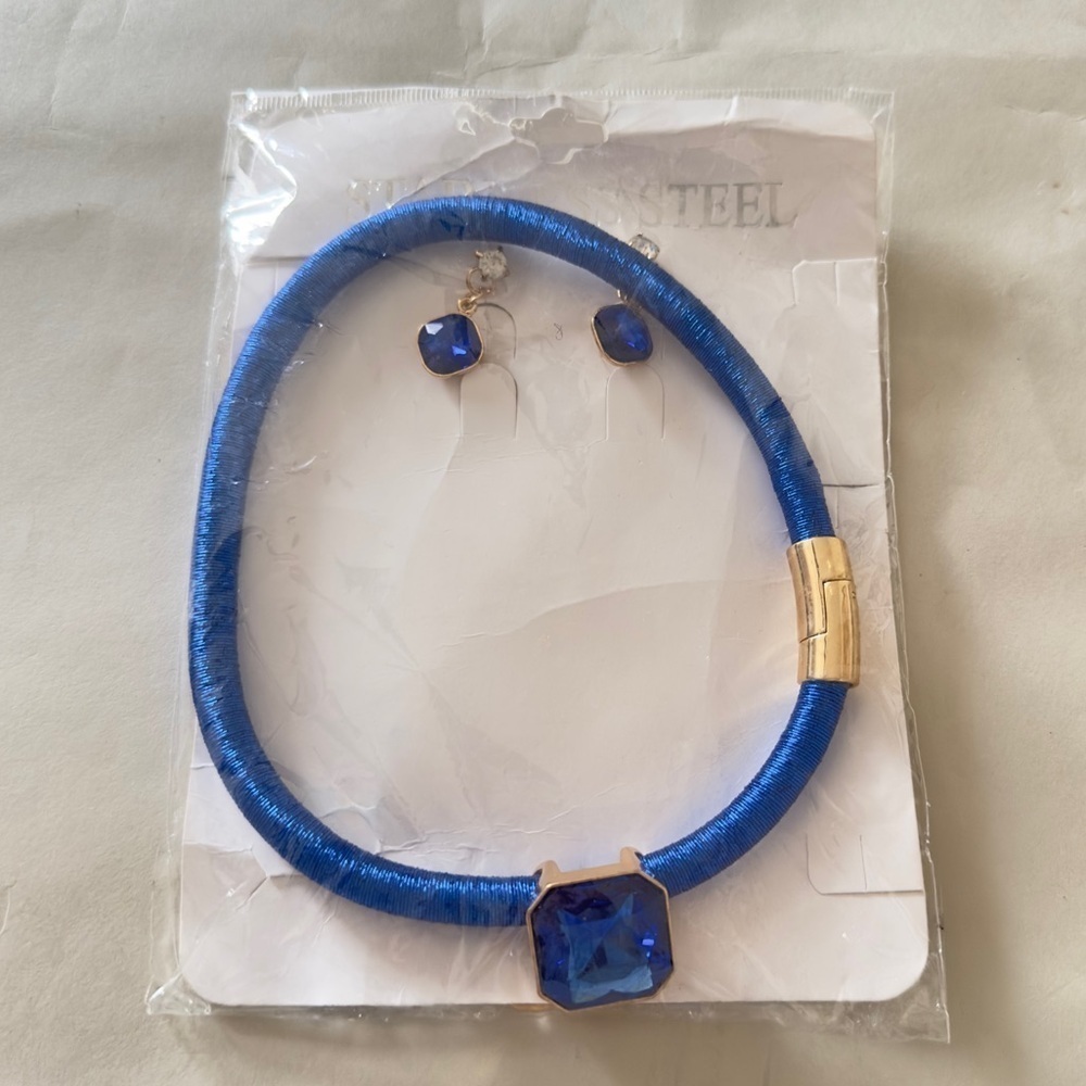 👉 A set of two jewelry pieces, including earrings and necklaces